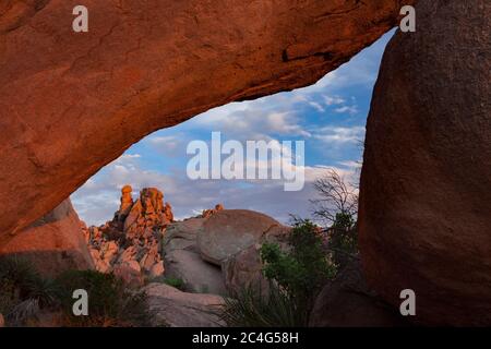 Cochise Stronghold Dragoon Mountains Cochise County AZ / LUGLIO le classiche stacke di granito roccaforte a Council Rock incorniciato da massi giganti Foto Stock