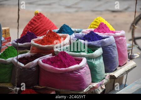 Sacchetti di polvere colorata indiana per festival in un mercato indiano di strada Foto Stock