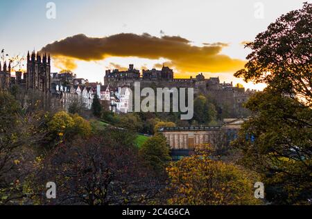 Castello di Edimburgo, Galleria Nazionale della Scozia e Città Vecchia di Edimburgo, da Waverley Bridge, Edimburgo, Scozia, Regno Unito. Foto Stock