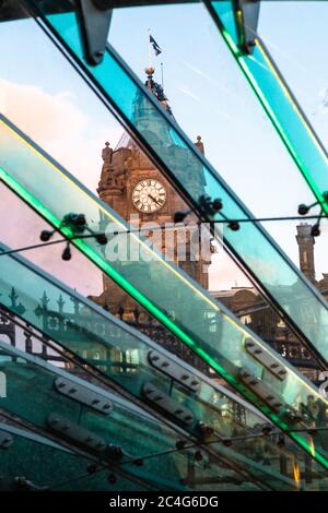 Il Balmoral Hotel visto attraverso il baldacchino d'ingresso del Waverley Mall, Edimburgo, Scozia, Regno Unito. Foto Stock