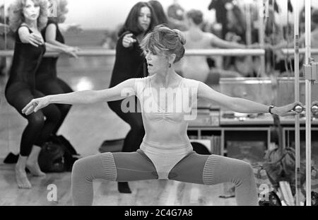 Jane fonda che conduce una lezione di esercizio al suo studio di fitness Jane fonda's Workout a Beverly Hills, CA, 1980 Foto Stock