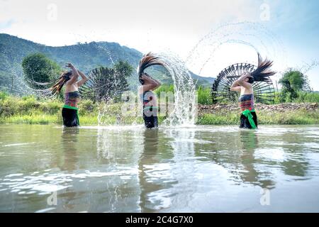 Comune di Kha Cuu, distretto di Tan Son, Provincia di Phu Tho, Vietnam - 28 maggio 2020: Sciampo etnico delle donne dal flusso Foto Stock