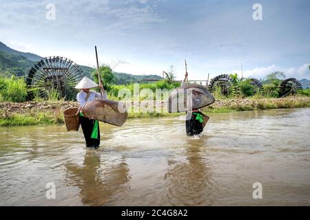 Comune di Kha Cuu, distretto di Tan Son, provincia di Phu Tho, Vietnam - 28 maggio 2020: Le donne etniche pescano il pesce in ruscelli Foto Stock