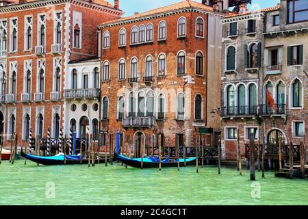 Case con gondole attraccate lungo il Canal Grande a Venezia, Italia. Venezia si trova di fronte a un gruppo di 117 piccole isole che sono separate da canali di un Foto Stock