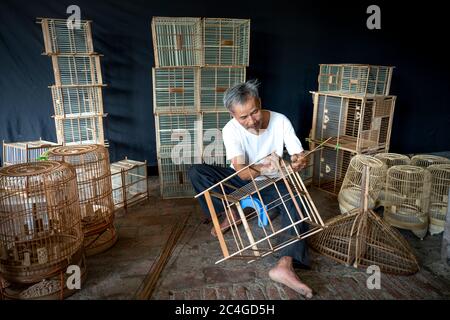 CANH Hoach villaggio, Phuong Trung comune, Thanh OAI distretto (Hanoi), Vietnam - 26 maggio 2020: Immagine di un artigiano sta facendo gabbie di uccelli. Il professi Foto Stock