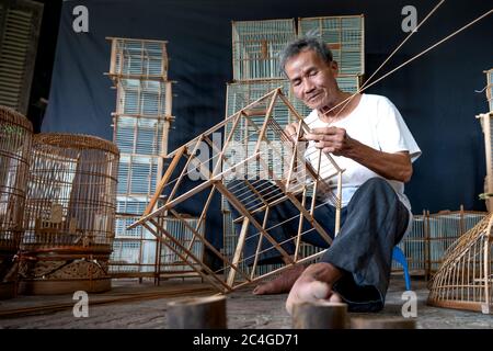 CANH Hoach villaggio, Phuong Trung comune, Thanh OAI distretto (Hanoi), Vietnam - 26 maggio 2020: Immagine di un artigiano sta facendo gabbie di uccelli. Il professi Foto Stock