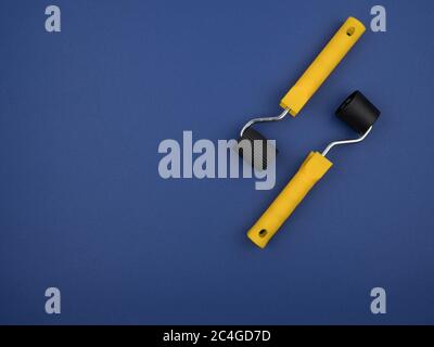 Rulli per la decorazione Wallpaper opere su sfondo blu. Foto Stock