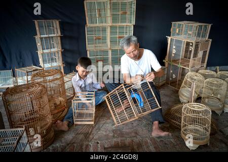 CANH Hoach villaggio, Phuong Trung comune, Thanh OAI distretto (Hanoi), Vietnam - 26 maggio 2020: Immagine di un artigiano sta facendo gabbie di uccelli. Il professi Foto Stock