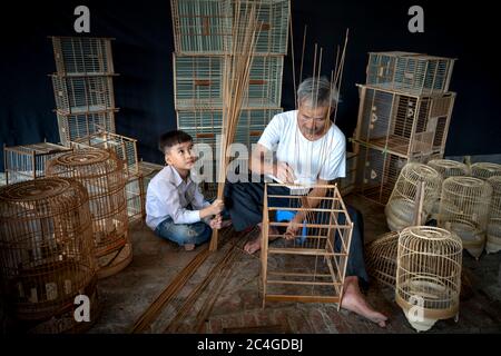 CANH Hoach villaggio, Phuong Trung comune, Thanh OAI distretto (Hanoi), Vietnam - 26 maggio 2020: Immagine di un artigiano sta facendo gabbie di uccelli. Il professi Foto Stock