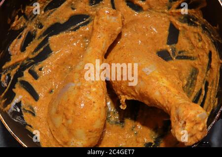 Due bastoncini di pollo grezzi isolati su uno sfondo bianco Foto Stock