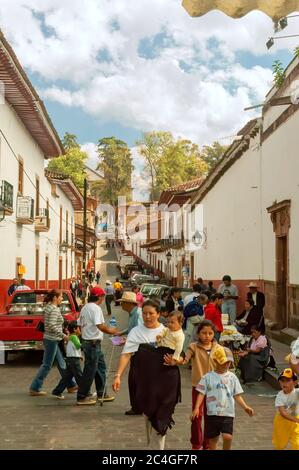 Patzcuaro, Michoacan, Messico - 28 ottobre 2005: Una scena di strada trafficata in un vicolo stretto della città. Foto Stock