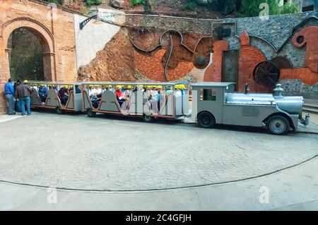 Zacatecas, Messico - Otober 27, 2006: Visitatori del treno El Eden Mine. Oltre al giro in cart, la miniera del XVI secolo presenta diorami e. Foto Stock