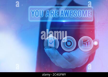 Nota di scrittura che mostra che siete impressionanti. Concetto di business per motivazione, apprezzamento, ammirazione e complimento a qualcuno Foto Stock