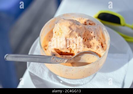 delizioso gelato al mango in una tazza di vetro Foto Stock