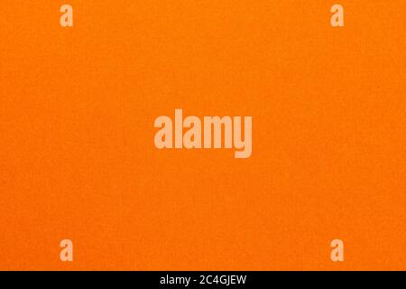 Alta risoluzione primo piano di tessuto in feltro arancione brillante tessuto ruvido tessuto di colore arancio per sfondi e per carta da parati un intenso Foto Stock