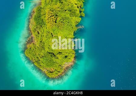 Vista aerea di una piccola isola nel lago Kozjak sul Parco Nazionale dei Laghi di Plitvice, Croazia Foto Stock