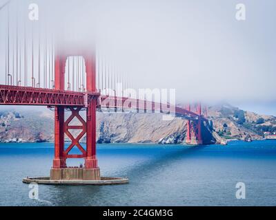 Golden Gate Bridge a San Francisco con nebbia. California, Stati Uniti Foto Stock