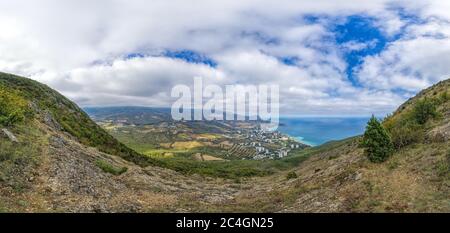 Vista sulla città di Partenit e la costa del Mar Nero dalla montagna Ayu-Dag, Crimea Copy spazio. Il concetto di viaggio, relax, vita attiva e sana Foto Stock