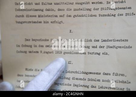 Coburg, Germania. 25 Giugno 2020. Un paragrafo del Trattato di Stato (concessione del Teatro di Stato di Coburg) tra gli Stati liberi di Coburg e la Baviera, in vigore dal 1° luglio 1920, è visibile nell'Archivio di Stato di Coburg. Lo Stato libero di Coburg è stato unito alla Baviera dopo un referendum tra la popolazione di Coburg il 1 luglio 1920. (A dpa 'l'adesione di Coburg alla Baviera 100 anni fa') Credit: Daniel Karmann/dpa/Alamy Live News Foto Stock