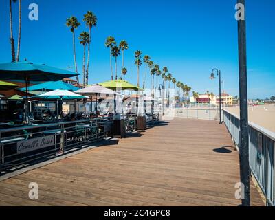 Santa Cruz California è conosciuta per lo stile di vita alternativo, la vela skate e il surf Foto Stock