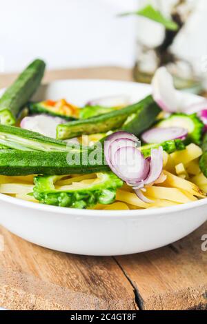 Prima di cucinare verdure, ladyfinger, patate Foto Stock