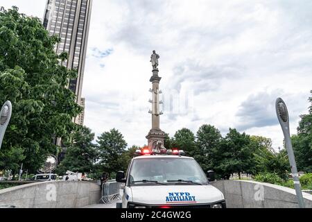 New York, Stati Uniti. 26 Giugno 2020. Vista generale della statua dell'esploratore Cristoforo Colombo su Union Square a New York il 26 giugno 2020. Molte statue di figure storiche come George Washington, Abraham Lincoln, Theodore Roosevelt, Cristoforo Colombo sono diventate bersaglio di proteste in tutti gli Stati Uniti. (Foto di Lev Radin/Sipa USA) Credit: Sipa USA/Alamy Live News Foto Stock