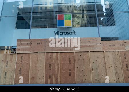 New York, Stati Uniti. 26 Giugno 2020. Vista generale del negozio Microsoft imbarcato sulla 5th Avenue, che sarà chiuso e reinventato come "centro esperienza" a New York il 26 giugno 2020. Microsoft sta per uscire dal business retail. Manterrà le sue sedi di Londra, New York City, Sydney, Redmond, ma saranno reinventate come "centri di esperienza", ha dichiarato l'azienda. (Foto di Lev Radin/Sipa USA) Credit: Sipa USA/Alamy Live News Foto Stock