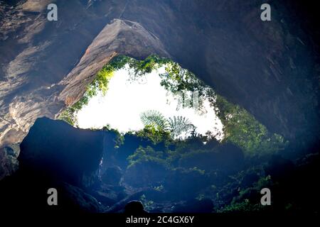 L'ingresso di una grotta a Moc Chau, provincia di Son la, Vietnam Foto Stock