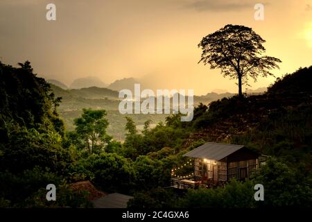 Tramonto sulle montagne del distretto di Moc Chau, provincia di Son la, Vietnam Foto Stock