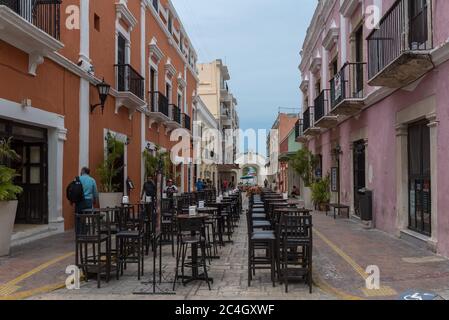 Colorata e vuota strada coloniale nel centro storico di Campeche, Yucatan, Messico Foto Stock