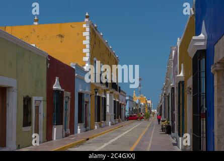 Colorata e vuota strada coloniale nel centro storico di Campeche, Yucatan, Messico Foto Stock