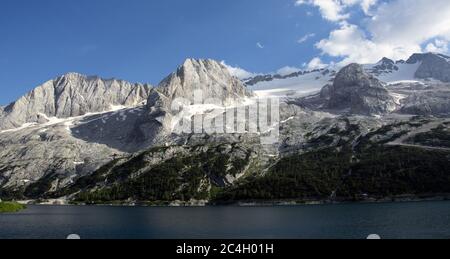 Lo splendido ghiacciaio della Marmolada una bella giornata di sole vista dal passo Fedaia tra le province di Trento e Belluno sulle Dolomiti in Italia Foto Stock