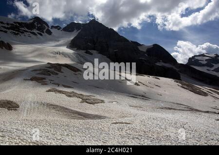 Lo splendido ghiacciaio della Marmolada una bella giornata di sole vista dal passo Fedaia tra le province di Trento e Belluno sulle Dolomiti in Italia Foto Stock