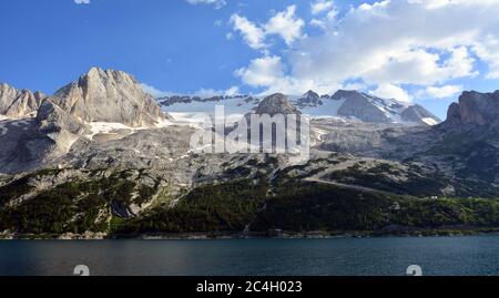 Lo splendido ghiacciaio della Marmolada una bella giornata di sole vista dal passo Fedaia tra le province di Trento e Belluno sulle Dolomiti in Italia Foto Stock