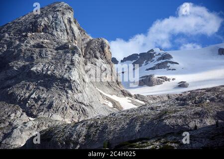 Lo splendido ghiacciaio della Marmolada una bella giornata di sole vista dal passo Fedaia tra le province di Trento e Belluno sulle Dolomiti in Italia Foto Stock