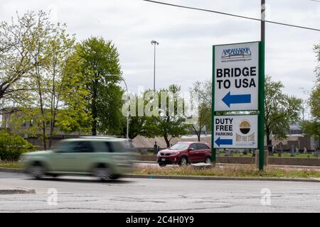 Il cartello "Bridge to USA" visto come un'auto si trova a due minuti di auto per entrare al ponte dell'Ambasciatore statunitense-canadese, Detroit-Windsor. Foto Stock