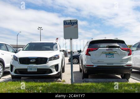 Logo budget di noleggio auto sul cartello di fronte all'auto parcheggiata all'aeroporto internazionale di Windsor. Foto Stock