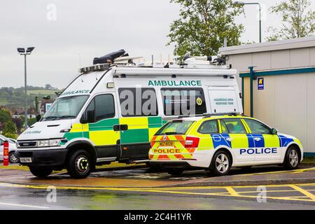 12 giugno 2020 un'ambulanza e un'auto di polizia parcheggiata fuori dall'incidente e partenza di emergenza presso l'Ulster Hospital di Dundonald, Belfast, nella i settentrionale Foto Stock