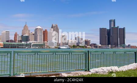 Lo skyline di Detroit si vede in una giornata di sole dall'altra parte del fiume Detroit a Windsor, Ontario. Foto Stock