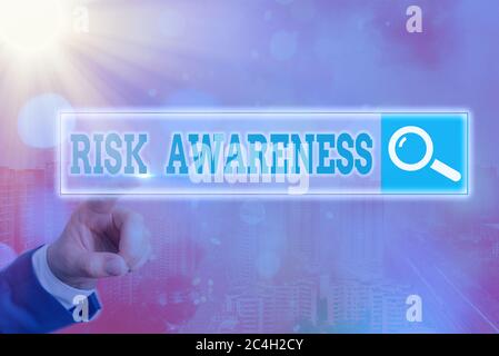 Scrittura manuale del testo consapevolezza del rischio. Fattori concettuali di riconoscimento delle foto che possono causare un effetto di pericolo di vita Ricerca web informazioni digitali f Foto Stock