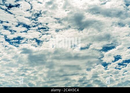 Il cielo in una giornata molto nuvolosa dove le nuvole sembrano morbide lana di cotone Foto Stock