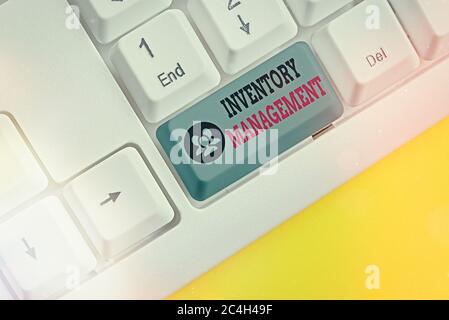 Scrittura manuale di testo Gestione inventario. Supervisione concettuale delle foto di beni e articoli non capitalizzati Foto Stock