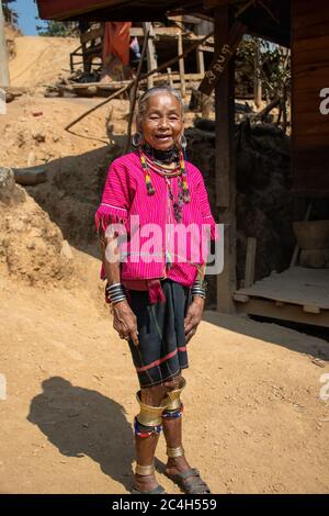 Loikaw, Myanmar - Febbraio 2020: Ritratto di una vecchia donna del Kayaw Tribe, un gruppo di minoranza che vive nel remoto villaggio di montagna di Htay Kho Foto Stock