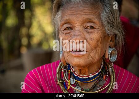 Loikaw, Myanmar - Febbraio 2020: Ritratto di una vecchia donna del Kayaw Tribe, un gruppo di minoranza che vive nel remoto villaggio di montagna di Htay Kho Foto Stock
