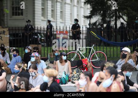 New York, Stati Uniti. 26 Giugno 2020. La gente partecipa alla protesta 'Occupy City Hall' fuori dal Municipio di New York, negli Stati Uniti, il 26 giugno 2020. I manifestanti si accamparono da una notte accanto al Municipio di New York da quando la protesta 'Occupy City Hall' è scappata martedì, chiedendo un taglio di un miliardo di dollari al budget del New York Police Department. Credit: Wang Ying/Xinhua/Alamy Live News Foto Stock