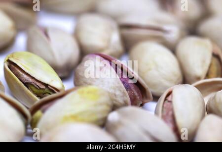 Pistacchi salati in primo piano su sfondo bianco Foto Stock