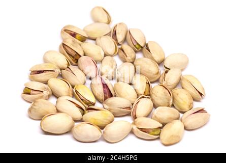 Pistacchi salati in primo piano su sfondo bianco Foto Stock