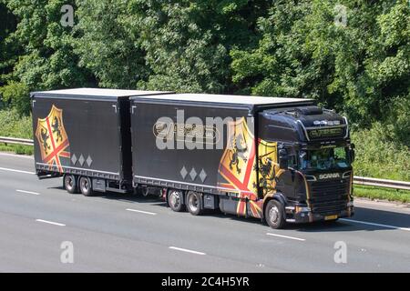 EvaSped S.A.R.L. Servizio di spedizione merci a Schuttrange, Lussemburgo; trasporto di camion, camion, camion, cargo, veicolo Scania, industria europea dei trasporti commerciali HGV, M6 a Manchester, Regno Unito Foto Stock