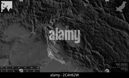 Azad Kashmir, area amministrata centralmente del Pakistan. Mappa in scala di grigi con laghi e fiumi. Forma presentata contro la sua area di paese con informazioni Foto Stock