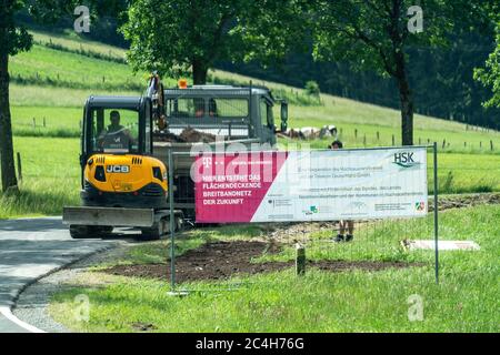Cantiere, posa di moderni cavi a banda larga, da Telekom, Internet veloce, vicino a Osterwald, un distretto della città di Schmallenberg, Hochsauerland Foto Stock